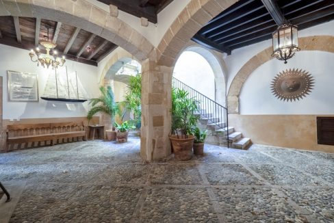 Portal Inmobiliario de Lujo en La Llotja, presenta chalet de lujo venta en Mallorca, casas premium para comprar y viviendas independientes en venta en Ciutat Antigua.