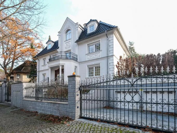 Portal Inmobiliario de Lujo en Berlín, presenta chalet de lujo venta en Alemania, inmuebles exclusivos para comprar y residencia lujosa en venta en Schmargendorf.