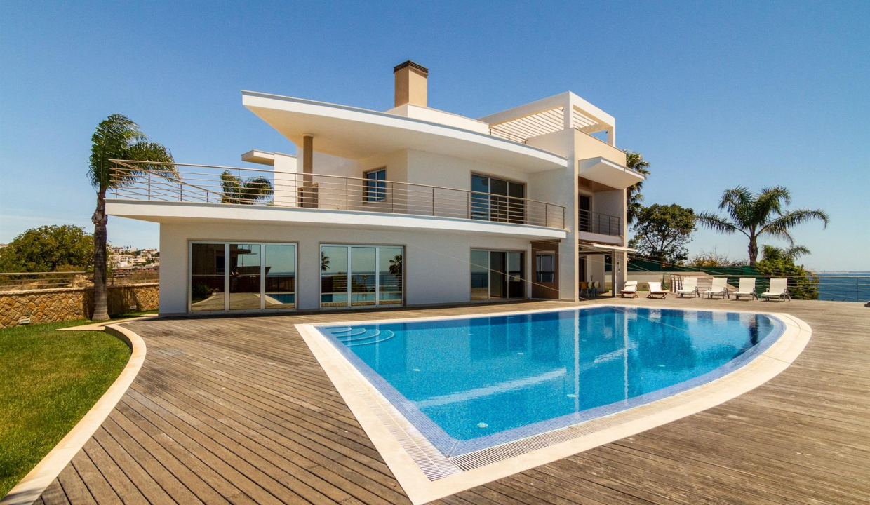 Portal Inmobiliario de Lujo en Albufeira, presenta chalet exclusivo venta en Algarve, propiedad deluxe para comprar y viviendas independientes en venta en Faro.