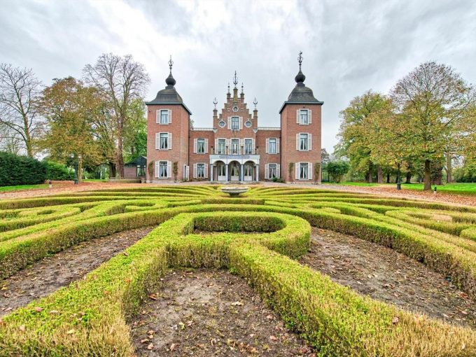 Portal Inmobiliario de Lujo en Roosteren, presenta castillo exclusivo venta en Países Bajos, inmueble histórico para comprar y propiedad lujosa en venta en Limburgo.