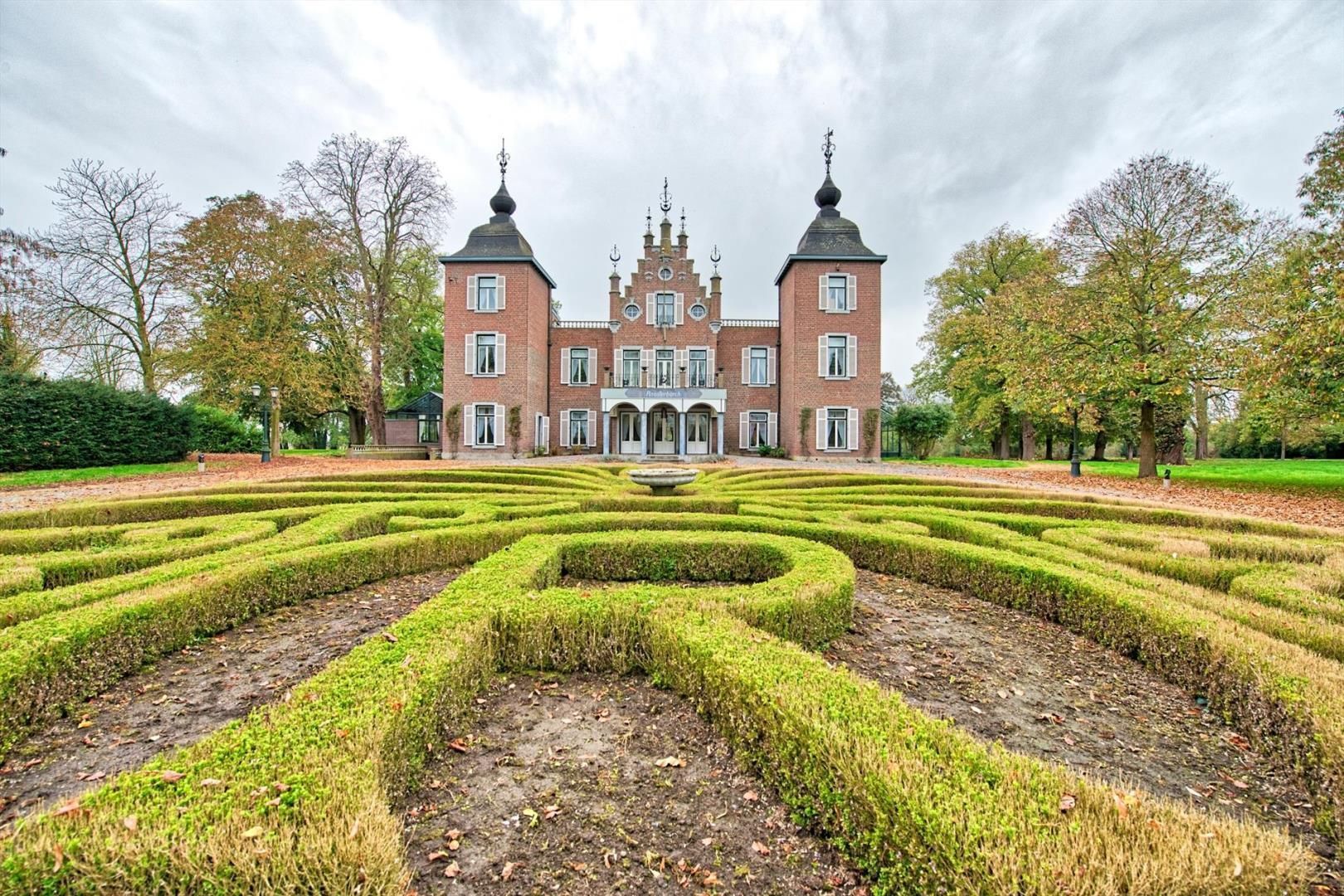 Portal Inmobiliario de Lujo en Roosteren, presenta castillo exclusivo venta en Países Bajos, inmueble histórico para comprar y propiedad lujosa en venta en Limburgo.