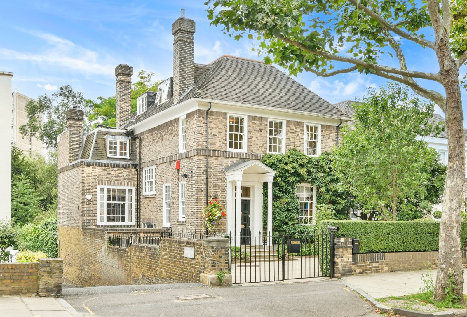 Portal Inmobiliario de Lujo en Londres, presenta chalet de lujo venta en St. John's Wood, inmueble exclusivo para comprar y propiedad familiar en venta en Inglaterra.