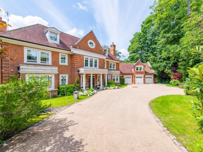 Portal Inmobiliario de Lujo en Oxshott, presenta chalet de lujo venta en Surrey, propiedad lujosa para comprar y residencia de alta gama en venta en Inglaterra.