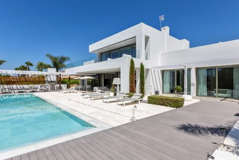 Portal Inmobiliario de Lujo en Bahía de Marbella, presenta chalet de lujo venta en Marbella, inmueble moderno para comprar y villas independientes en venta en Málaga.