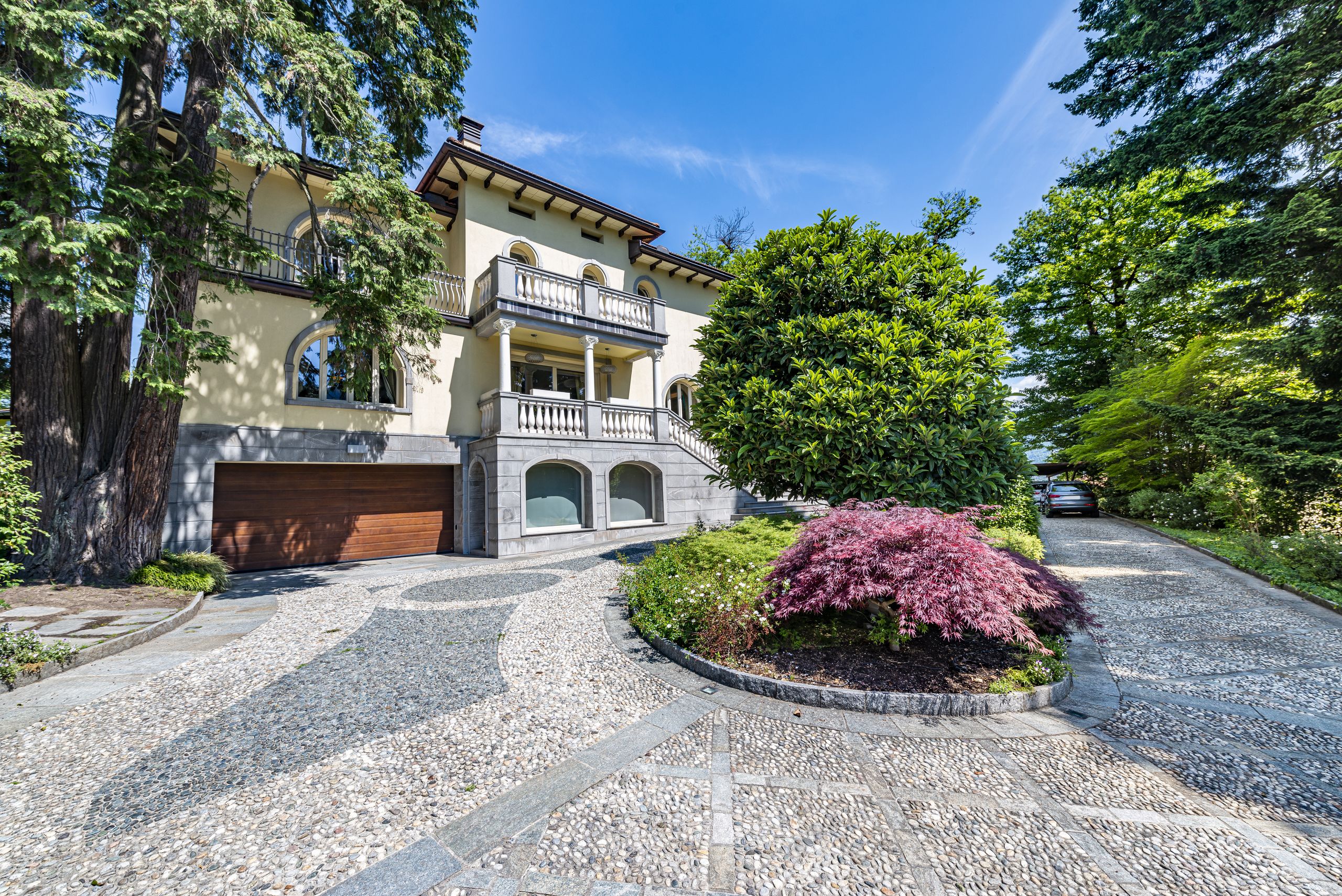 Portal Inmobiliario de Lujo en Gentilino, presenta chalet de lujo venta en Collina d'Oro, villa residencial para comprar y propiedad exclusiva e independiente en venta en Tesino.