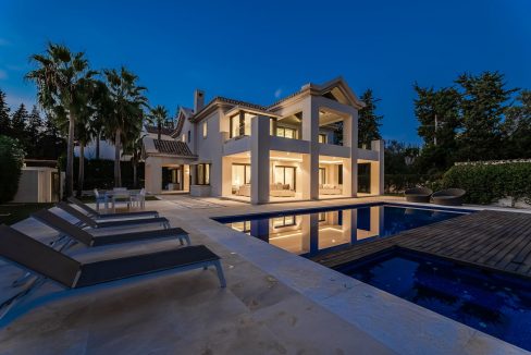 Portal Inmobiliario de Lujo en La Carolina - Guadalpín, presenta chalet de lujo venta en Milla de Oro, villas modernas para comprar y viviendas exclusivas en venta en Marbella.