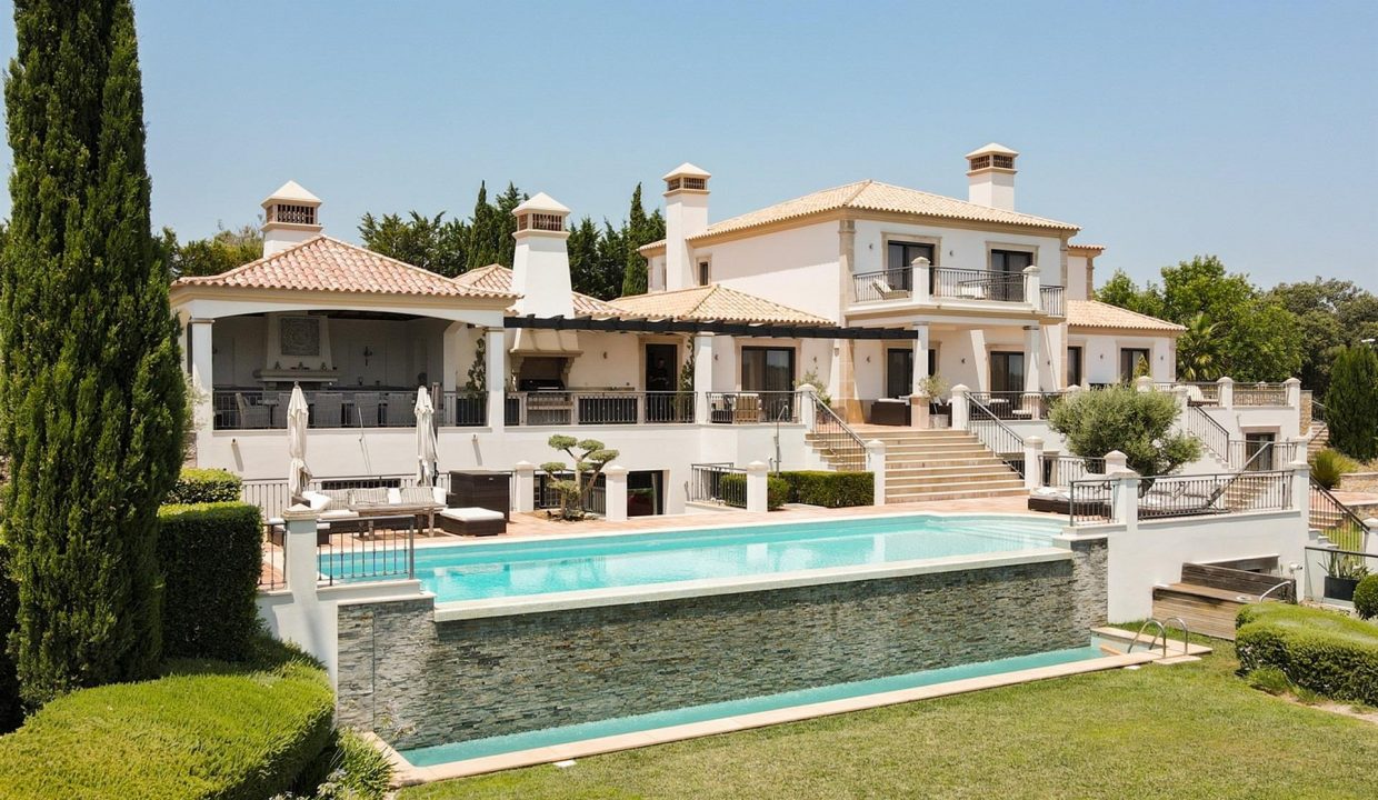 Portal Inmobiliario de Lujo en Santa Bárbara de Nexe, presenta chalet de lujo venta en Faro, villa lujosa para comprar y residencia exclusiva en venta en Portugal.
