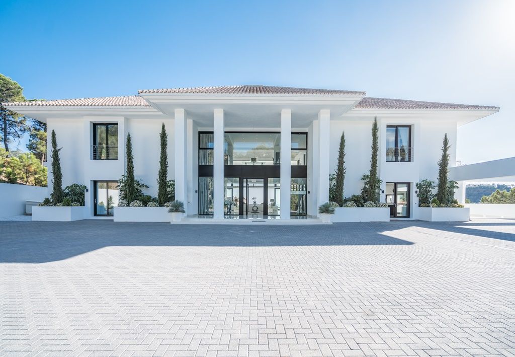Portal Inmobiliario de Lujo en La Zagaleta, presenta chalet de lujo venta en El Madroñal, villa lujosa para comprar y viviendas exclusivas en venta en Benahavís.