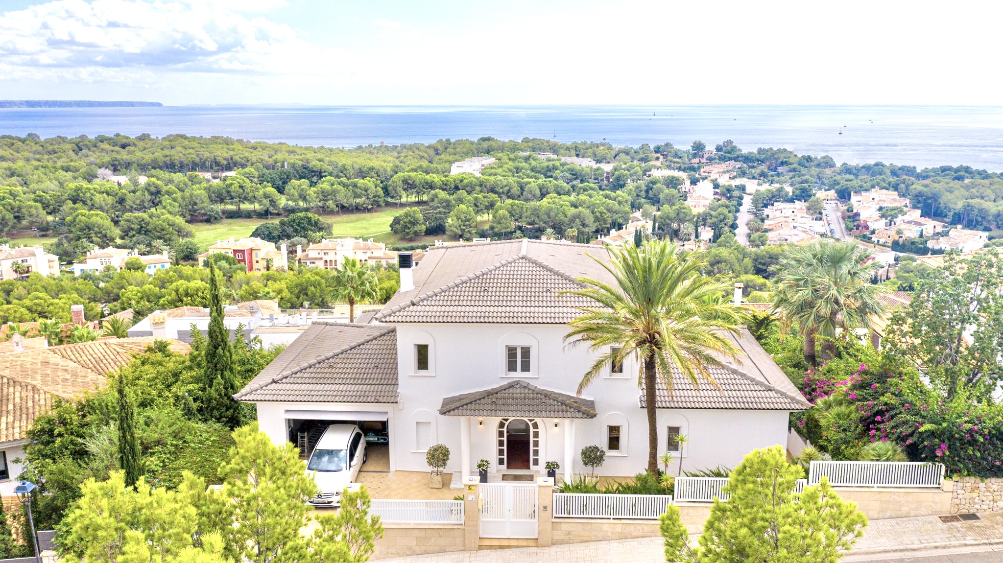 Villa de estilo mediterráneo con vistas panorámicas al mar